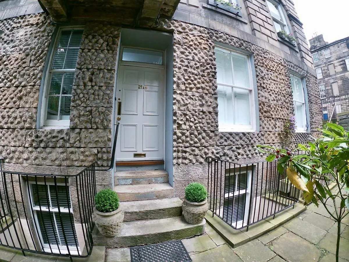 Escape To Edinburgh @ Abercromby Place Apartment